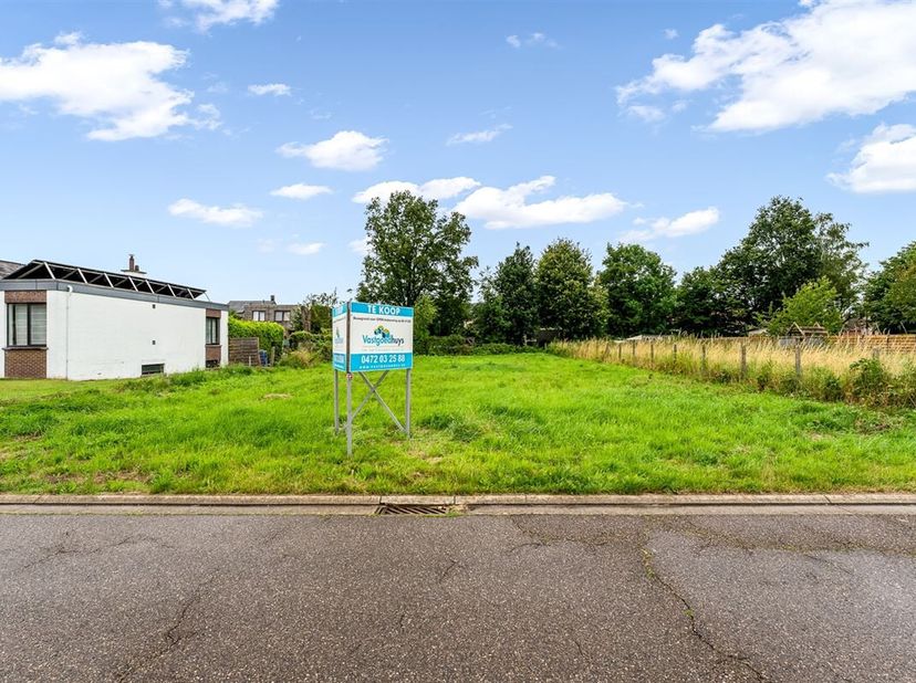 Deze grond is uiterst rustig en toch vlakbij het centrum van Veerle (Laakdal) gelegen. Tevens is er een vlotte verbinding naar de autosnelweg (E313).&lt;