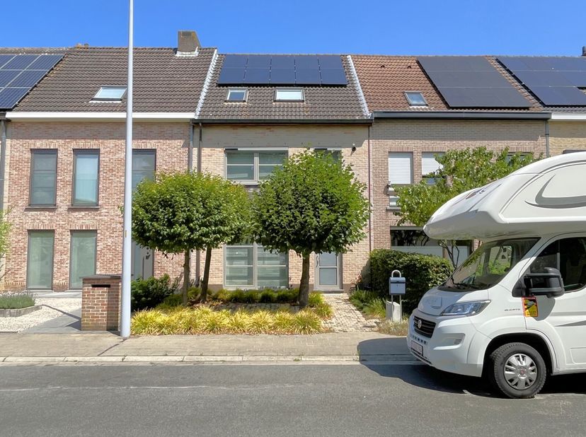 Ontdek deze verrassend ruime en energiezuinige woning, rustig gelegen aan de rand van een groenzone in een aangename en kindvriendelijke woonwijk. Buu