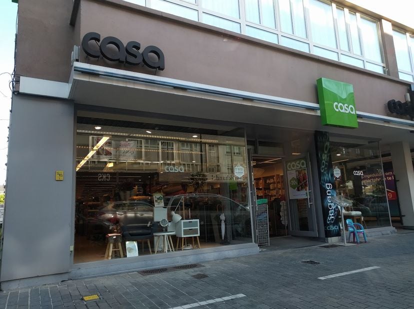Dit handelspand met een oppervlakte van ca. 376 m² is gelegen in de Statiestraat in het hartje van Mol. Het pand beschikt over 2 grote vitrines waardo