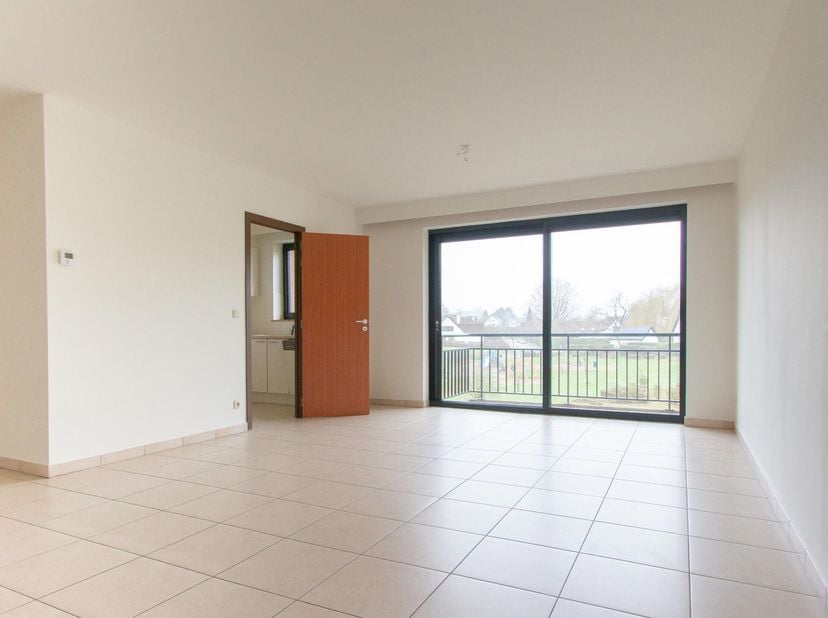 WATERLOO, Centre. Bel APPARTEMENT (2ch/1sdb) de ±90m² sis dans un immeuble de 2005 à proximité du centre et des accès. Il se compose d&#039;un hall d&#039;entré