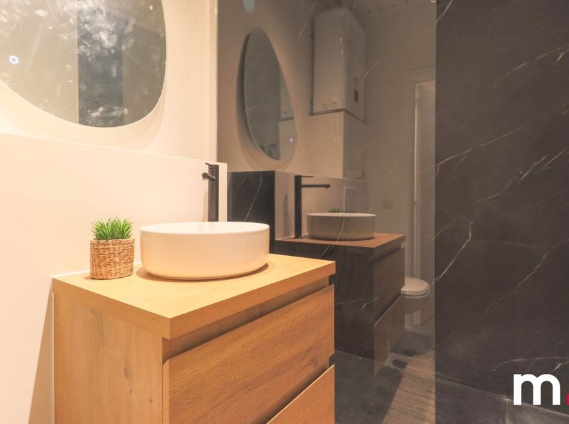 Dit sfeervolle appartement is ideaal gelegen aan de recent vernieuwde Leieboorden, dichtbij het historische centrum van Kortrijk en met uitstekende ve