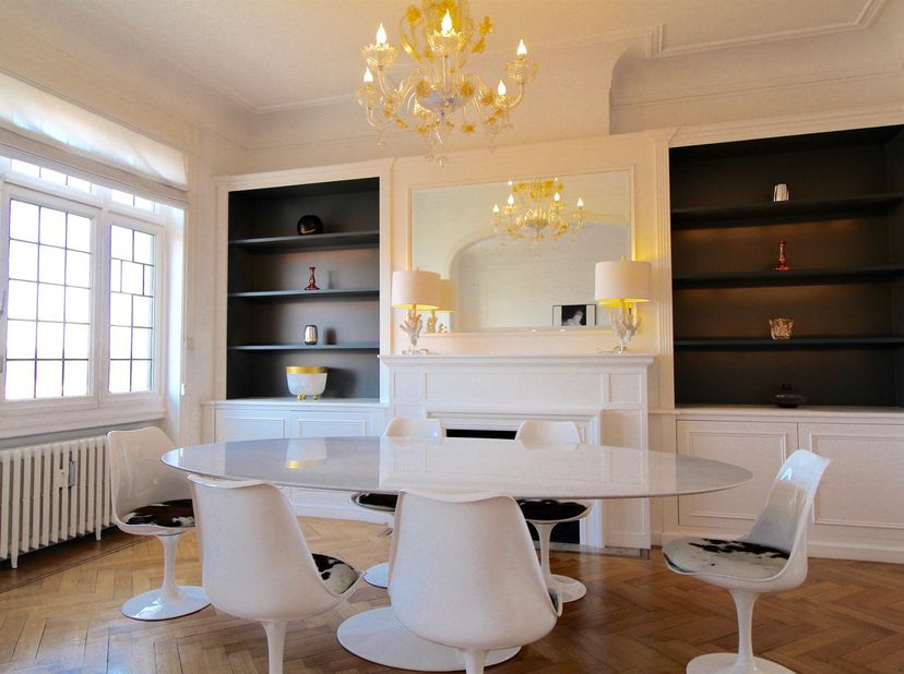 SCHAERBEEK, dans le quartier européen, à proximité du parc du cinquantenaire et du centre de la rue des Tongres. Superbe APPARTEMENT (2CH+bureau/2SDB)