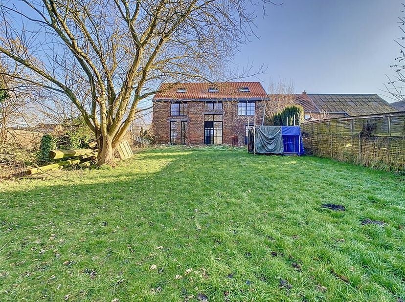 Bekijk de virtuele tour van deze woning op de site van Co Immo.&lt;br /&gt;
Authentiek poortgebouw met woning en binnenkoer gelegen te Jodoigne, Chaussée de