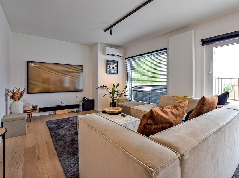 Dit prachtig instapklaar penthouse te Koksijde Sint-Idesbald is recent volledig gerenoveerd. Het lichtrijke appartement beslaat een bewoonbare oppervl