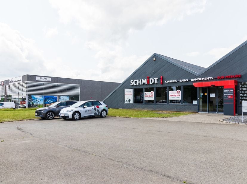 SUPERBE OPPORTUNITÉ  !!Opportunité rare de louer un espace commercial de ±385 m² dans une zone à très forte visibilité à Gembloux, le long de la Chaus