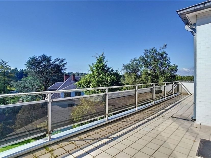 Au coeur du Fort Jaco dans un parc privatif, très agréable penthouse de 170m² avec terrasse plein SUD situé dans une résidence de standing. Il se comp