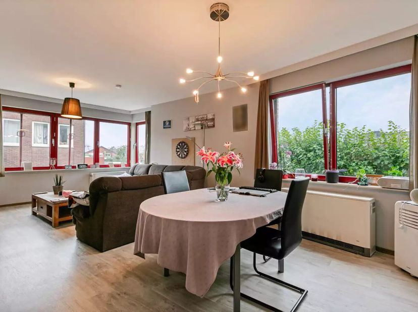 Dit ruime appartement bevindt zich op de 1e verdieping en biedt 115m² bewoonbare oppervlakte (waarde volgens EPC). In december 2024 werd er een nieuwe