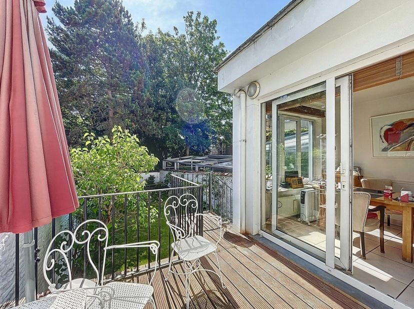 Entre Botanique et Madou, dans une rue calme à sens unique, superbe maison de Maître de ± 404m² bruts avec grand jardin de ± 110m². Composition : RDC