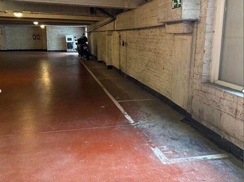 Deze motorstaanplaats bevindt zich in Residentie Henley op de Henleykaai 5/82 te Gent. Dit is toegankelijk via slagbomen en een garagepoort op afstand