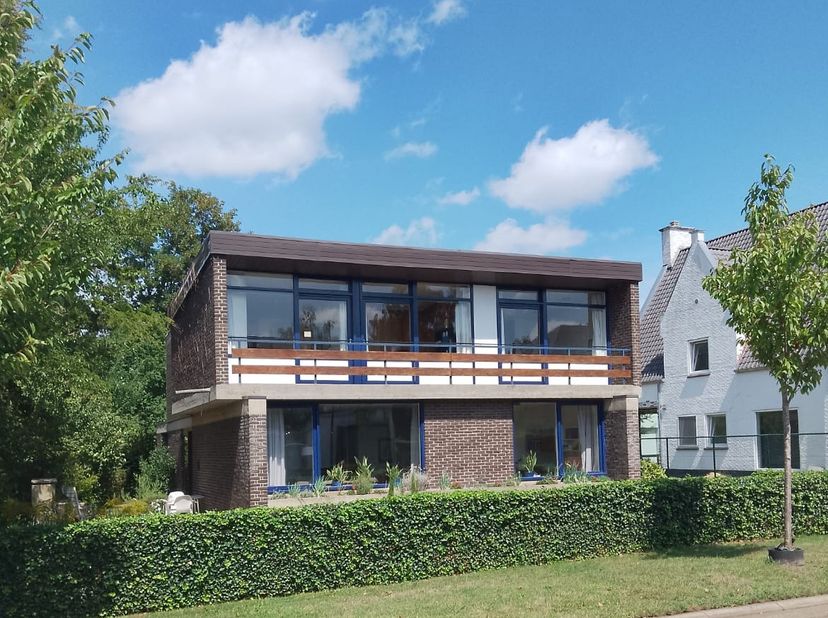 Deze modernistische villa, ontworpen door de gekende architect Dolf Nivelle is gelegen tussen Hasselt en Kiewit .&lt;br /&gt;
De woning heeft een zeer mooie