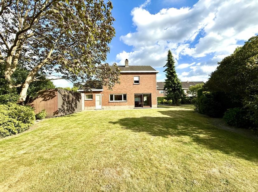 TOPgelegen degelijke VILLA met extra bouwgrond op 1137m2. Aan het Villapark gelegen degelijke te renoveren woning met alle PRIVACY. Grote tuin en extr