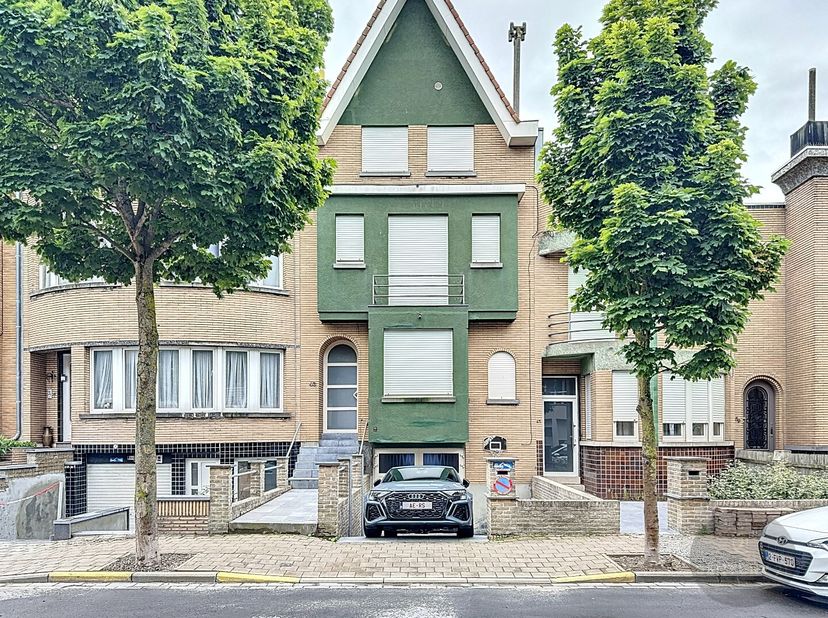Deze karaktervolle ruime woning (kangoeroe) is omgetoverd tot 2 entiteiten die verhuurd worden in zijn geheel als vakantiewoning. Ideaal voor bevriend
