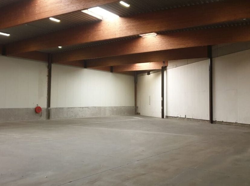 700 m²
