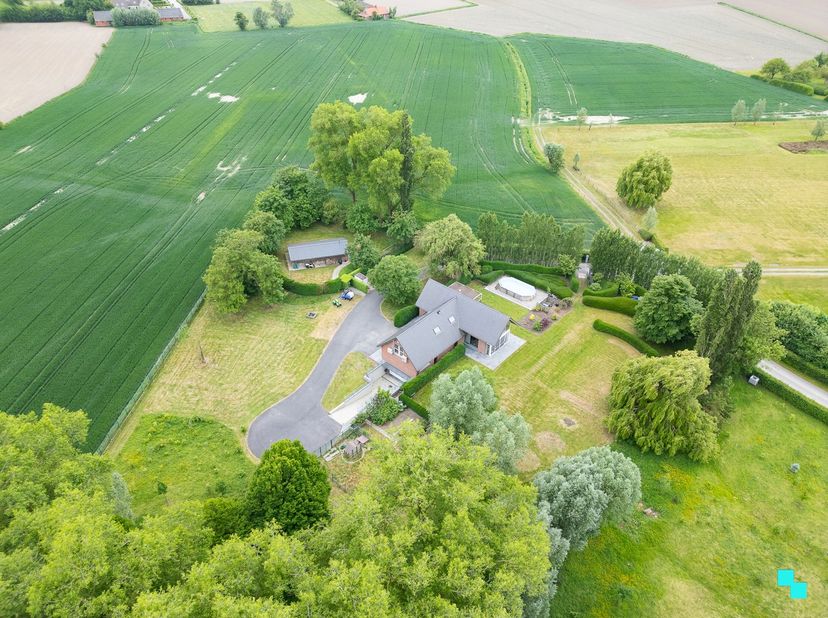 Gelegen in een landelijk gebied en omringd door uitgestrekte velden vinden we deze unieke ééngezinswoning terug. De verborgen parel is gelegen op een