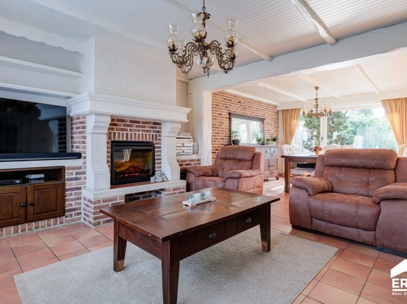 Deze zéér verzorgde en instapklare woning is gelegen in een rustige doodlopende straat te Houthalen. Het perceel waarop de woning zich bevindt is 5a 6