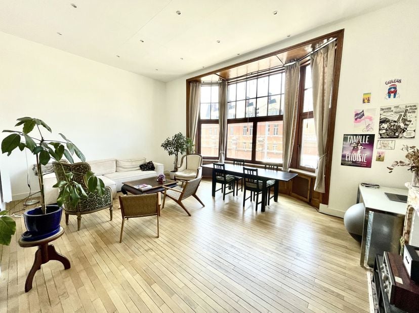 Trianon Invest biedt u deze prachtige flat aan, ideaal gelegen tegenover het Usquare-project.&lt;br /&gt;
Dit is een zeer gewilde locatie, dicht bij de univ