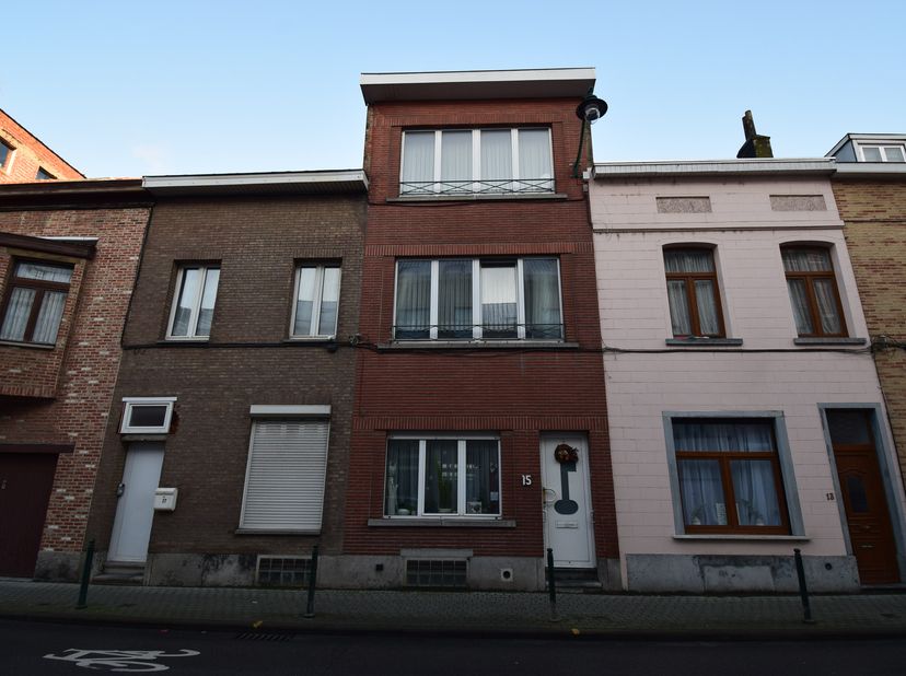 Maison rénovée en 1996 offrant 170m² habitables, une cour et deux grandes caves. Actuellement occupée par une famille, elle est connue à l&#039;urbanisme c