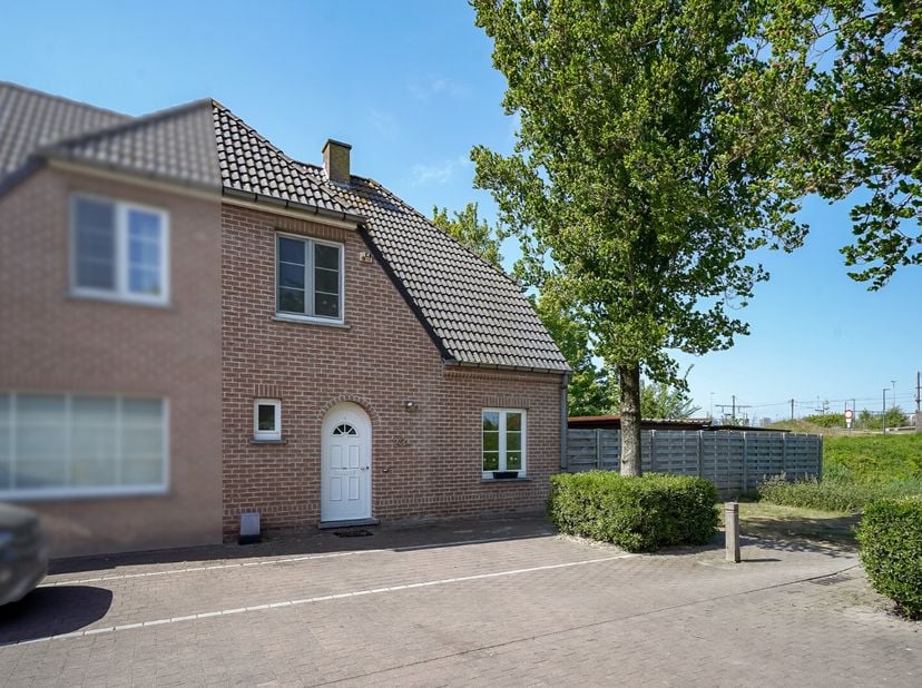 In een rustige buurt te Oostende (Konterdam) vinden we deze ruime woning gebouwd in 2004.&lt;br /&gt;
Bij binnenkomst word je verwelkomd in een verzorgde in