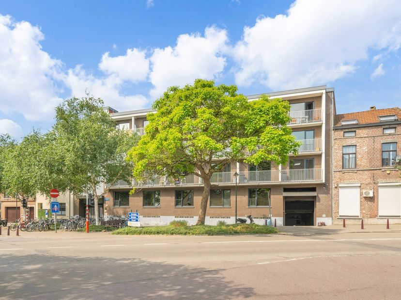 Deze leuke studio is centraal gelegen en is vlot bereikbaar met zowel de wagen als het openbaar vervoer. De studio is gelegen aan de achterzijde van h
