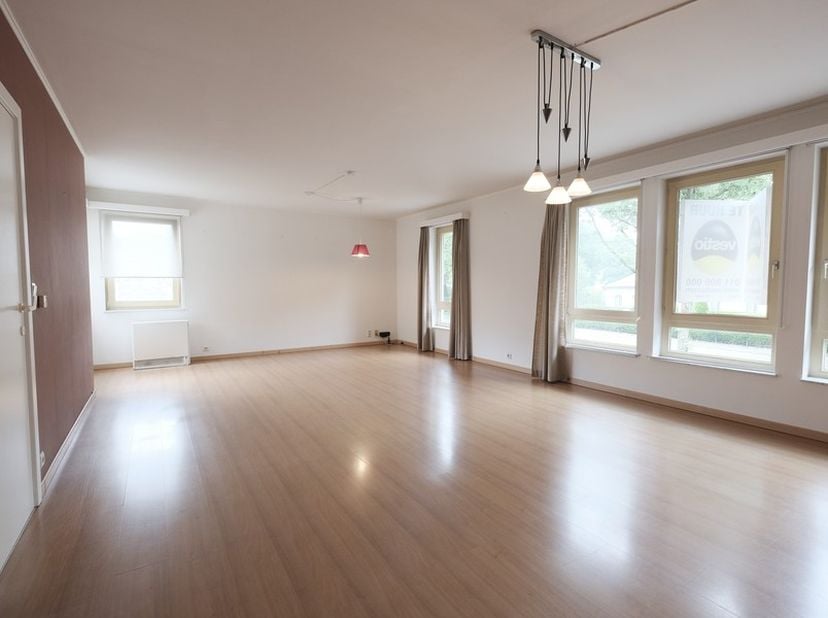 Instapklaar appartement met 2 slaapkamers gelegen op de verbindingsbaan tussen Hasselt en Genk, ter hoogte van domein Bokrijk. Van hieruit snelle verb