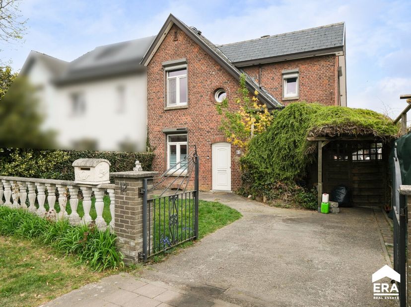 Charmante woning met potentieel én vlotte verbinding in Genk. Ben je op zoek naar een gezellige woning met karakter en mogelijkheden? Dan is deze char