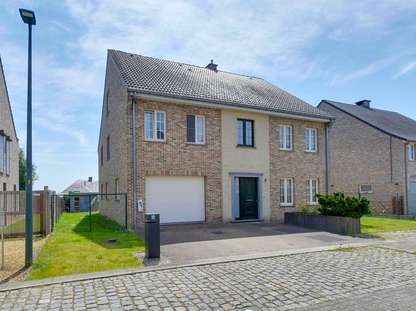 Ruimte, rust en topcomfort in het centrum van Duisburg!&lt;br /&gt;
&lt;br /&gt;
Ontdek deze ruime energiezuinige villa, ideaal gelegen in een rustige woonwijk, p