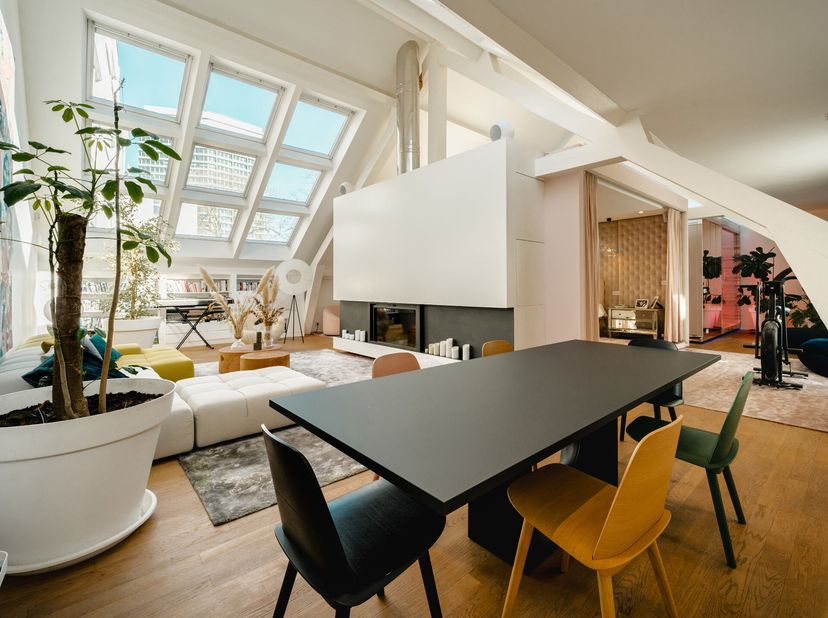 A proximité immédiate de l&#039;avenue Louise et, du très prisé quartier du Châtelain avec toutes ses commodités, venez découvrir cette lumineuse maison di