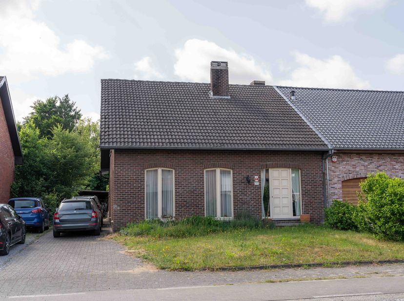 Welkom in deze charmante halfopen gezinswoning, rustig gelegen in de residentiële Herestraat 156 te Zonhoven. Met een bewoonbare oppervlakte van 159 m