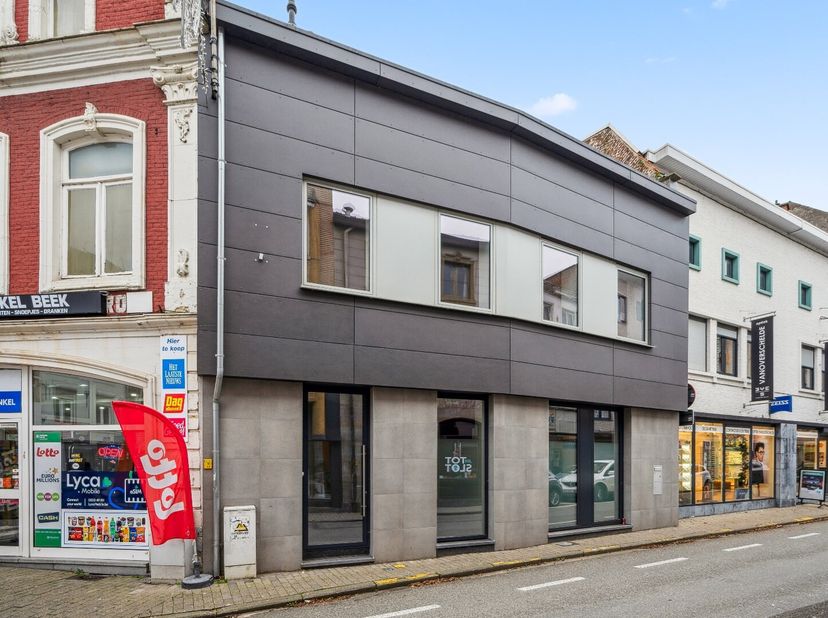 Een stijlvol gerenoveerde stadswoning in het hart van Tienen. Deze volledig gerenoveerde woning uit 2024 biedt modern comfort op een toplocatie. Dankz