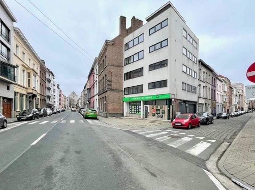Handelsruimte te Gent Zuid, op de Hoek Keizer Karelstraat 152/ Belgradostraat, handelsgelijkvloers van 26,5 m² te huur, verdeeld in twee delen; Bergin