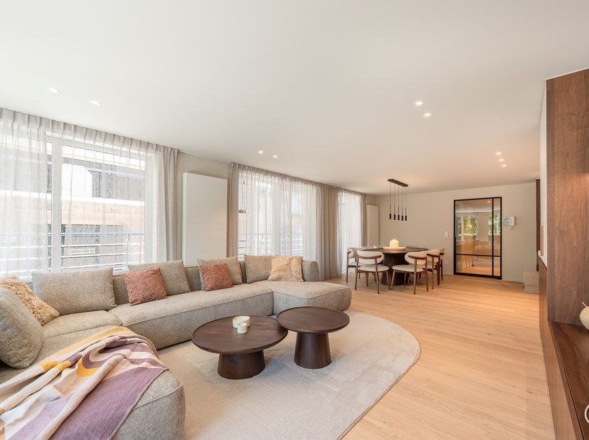 Stijlvol gerenoveerd hoekappartement (130 m2) met royale gevelbreedte en zuidgerichte terras.&lt;br /&gt;
Dit stijlvolle vernieuwde appartement bevindt zich