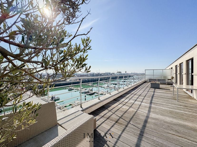 Deze exclusieve penthouse is gelegen in Zeebrugge en biedt een adembenemend zicht op de jachthaven. Bij binnenkomst leidt de ruime inkomhal naar de ri