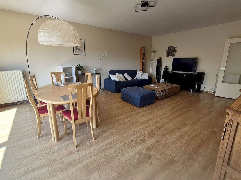BEAULIEU - Dans une petite copropriété, très bel appartement de +- 120m² composé de :&lt;br /&gt;
3 chambres en parquet (17-12-11m²)&lt;br /&gt;
1 living +- 35m²