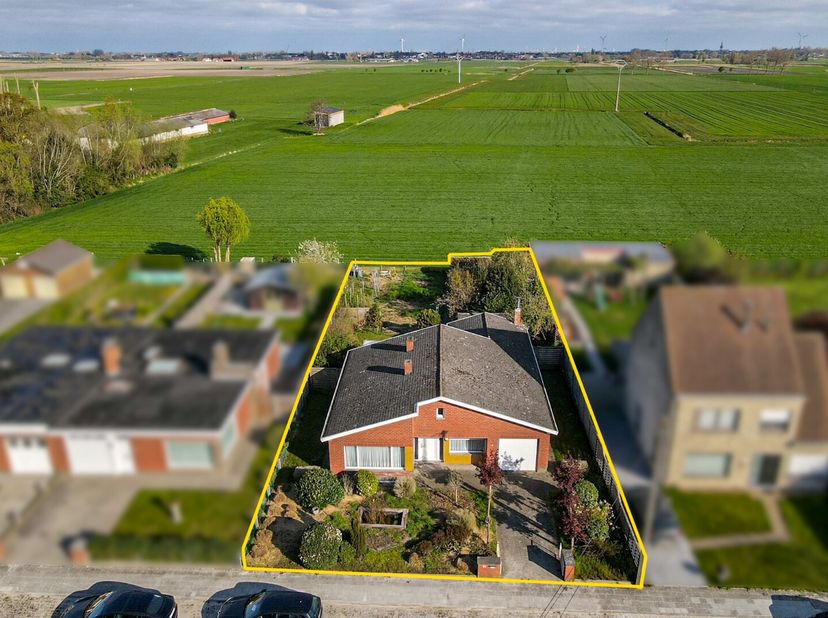 Vrijstaande woning gelegen op een royaal perceel, waar je kan genieten van open vergezichten en de rust. Alles bevindt zich op de gelijkvloerse verdie