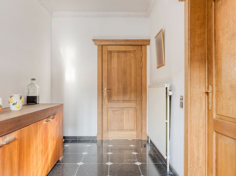 Ontdek deze unieke eigendom met twee volledig ingerichte appartementen op een perceel van 13a 09ca, gelegen in een rustige, landelijke omgeving met pr