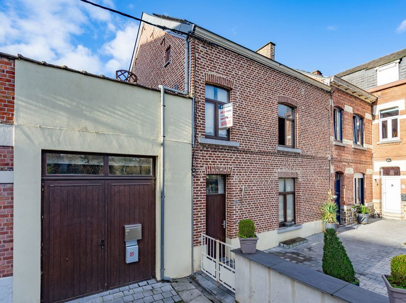 Située dans un quartier calme de Saint-Servais à Namur, cette maison de ville en retrait de la voirie vous offre un cadre de vie agréable et paisible