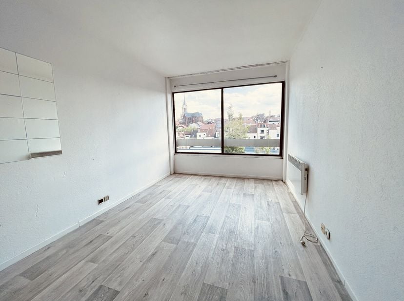 Idéalement situé à deux pas du Parvis de Saint-Gilles, ce studio de 23m² offre un excellent potentiel après quelques travaux de rafraîchissement. Situ