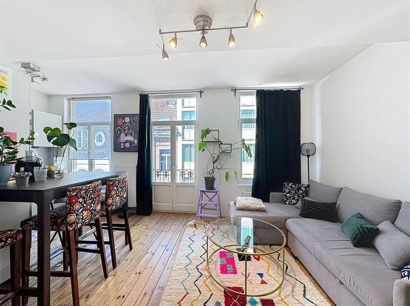 Quartier Rue Neuve - Bel appartement 1 chambre meublé de +/- 75 m² avec balcon composé comme suit : Au 3ème étage/4 étages : Un hall d&#039;entrée, un lumi