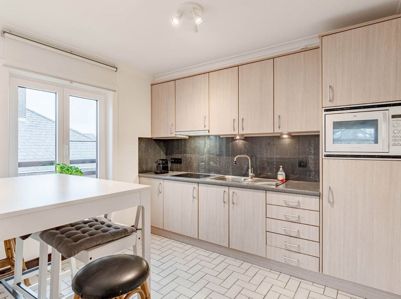 Dit netjes verzorgd en degelijk appartement in een toegankelijke prijsklasse is gelegen op de eerste verdieping van een kleinschalige residentie aan d