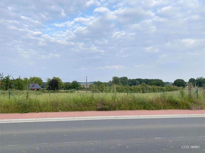 LAATSTE PERCEEL !! Zeer landelijk gelegen VILLABOUWGROND (lot 2) met een oppervlakte van 12,58 are en een wijds vergezicht op de weilanden en akkers.