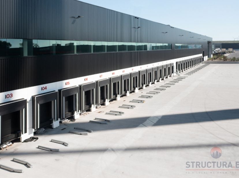 Immeuble logistique à louer à Evergem. L&#039;immeuble dispose d&#039;une hauteur libre de 14 m, de quais de chargement/déchargement (1 pour 1 000 m²), d&#039;une ca