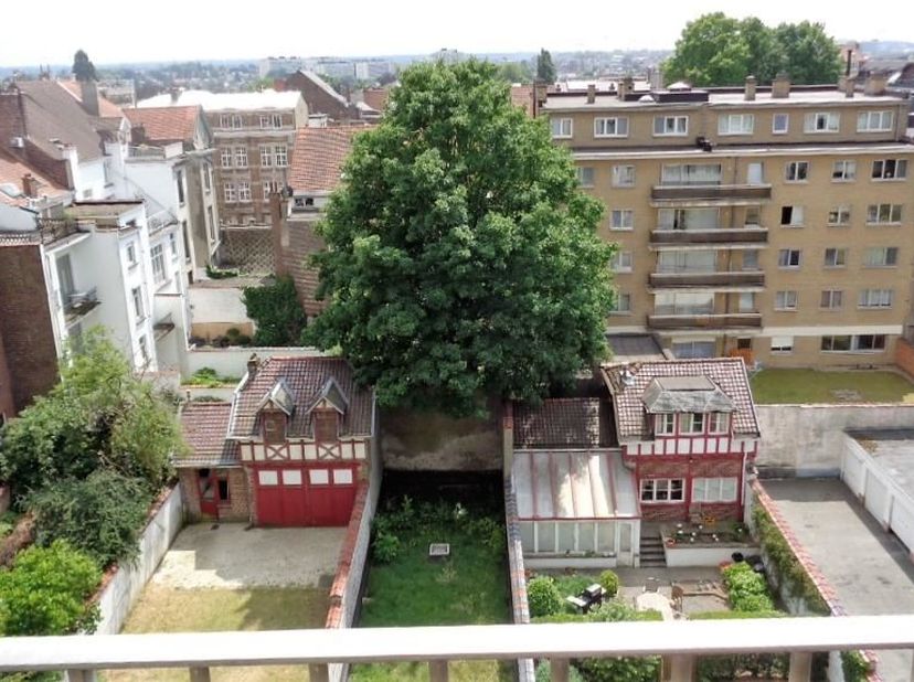 Quartier Montgomery. Appartement 2 chambres à rafraichir au 7em étage d&#039;un immeuble de standing. Très lumineux, living de 35 m², cuisine équipée. 2 gr