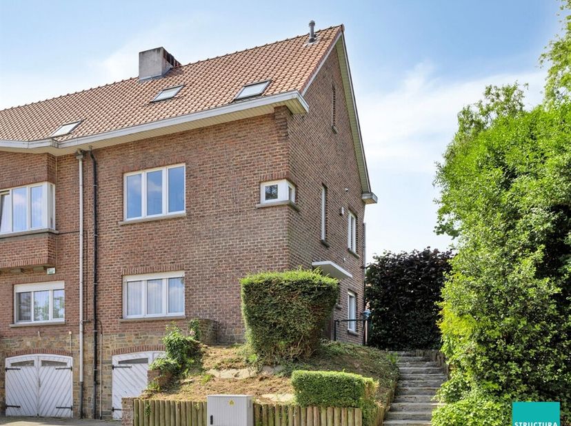 Deze volledig gerenoveerde woning in Wemmel biedt 3 ruime kamers, 2 badkamers, zonnige tuin en garage. Gelegen langs een verbindingsweg, geniet je hie