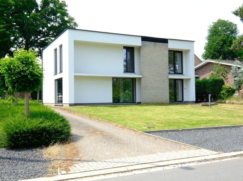 Deze ruime woning is gelegen in Lummen, Sint-Rochusstraat 39.  Het is een zeer rustige buurt, maar met zeer goede aansluiting op de autosnelwegen E313