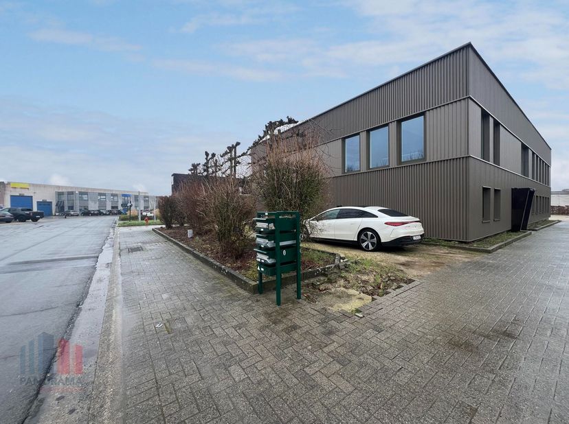Espace de bureaux facilement accessible de 340 m² à louer à peine à 1 km de la sortie E40 Merelbeke.&lt;br /&gt;
&lt;br /&gt;
Les bureaux de qualité sont situés a