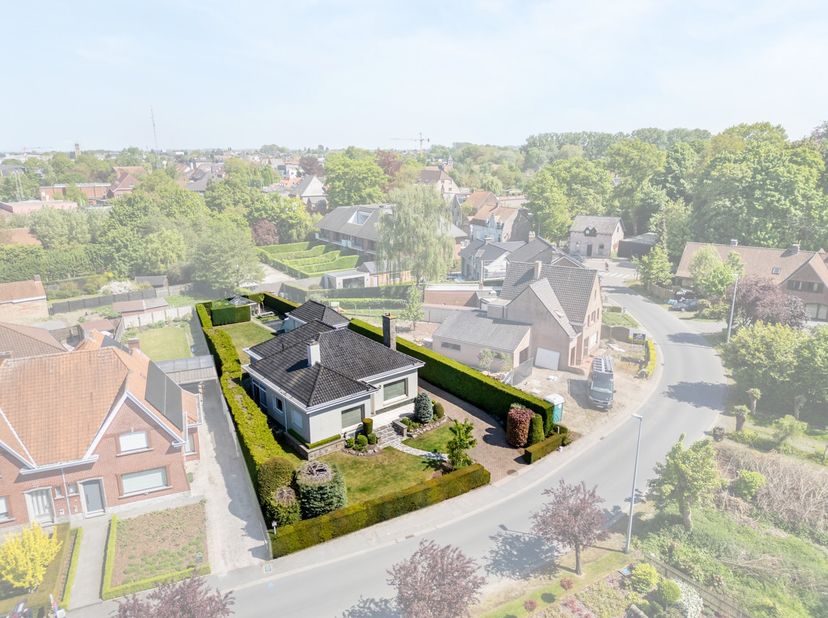 Deze karaktervolle woning is gelegen nabij het centrum van Vichte, doch rustig gelegen. De woning is vlot bereikbaar, met diverse winkels, horeca, ope
