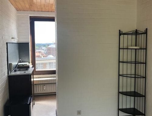                                         Bureaux à louer à Tournai, € 275
