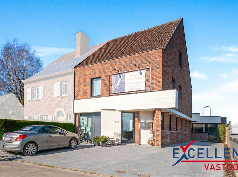 Maak kennis met deze charmante woning met mooie tuin en handelsruimte op een commerciële ligging te Wetteren (Massemen) met parking voor minstens 5 wa