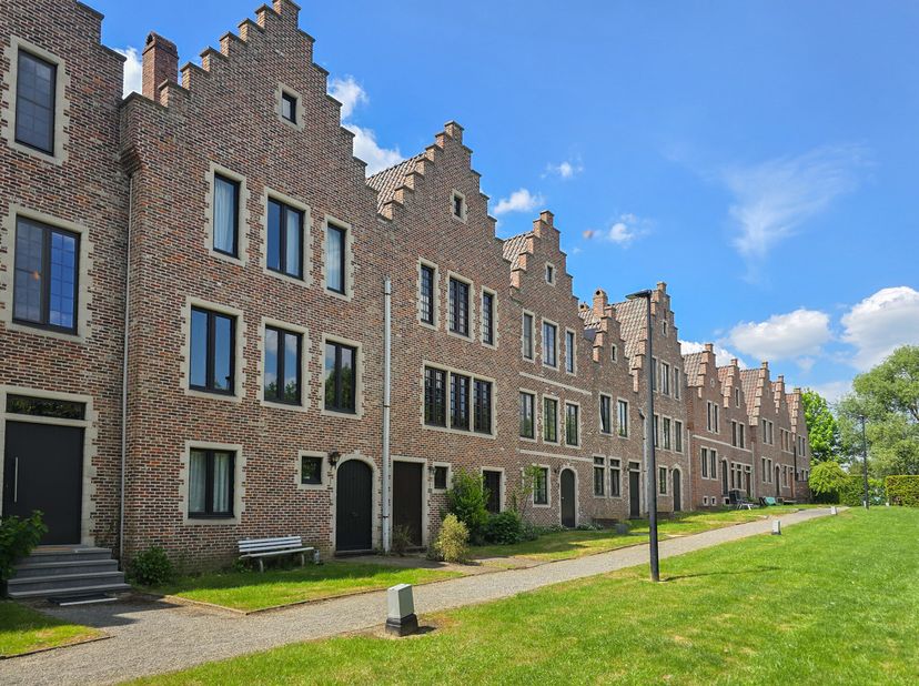 EVERBERG - Dans un havre de paix, entourée de verdure et bordée par une forêt, cette maison de caractère au style brugeois fait partie dun domaine rés