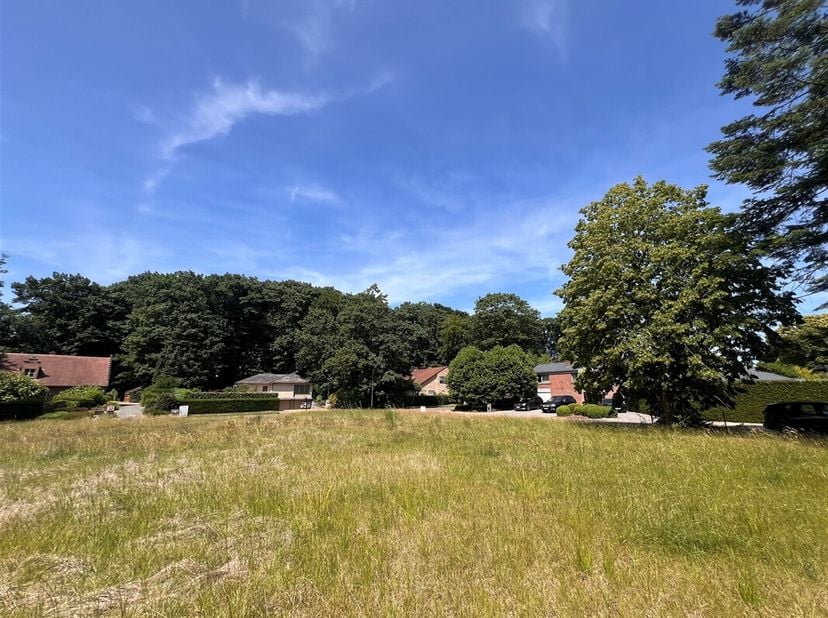 Nous avons le plaisir de proposer à la vente ce beau terrain à bâtir exclusif situé dans le quartier recherché de Hoog-Linden.&lt;br /&gt;
Ce terrain à bâti